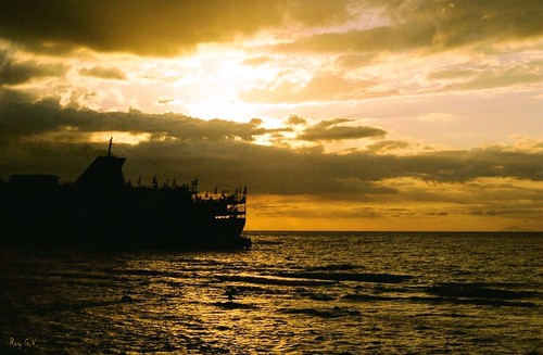 sunset sea sky film silhouette clouds 35mm golden ship dusk philippines canont70 marinduque boac fujireala100 platinumphoto mimaropa 7107islandscruise