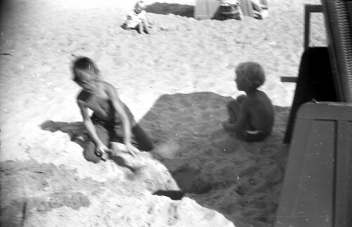 Beach Set kids in the sand