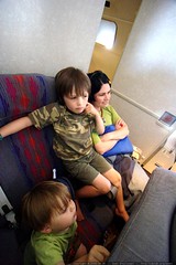rachel & the kids flying to kauai    MG 1184 