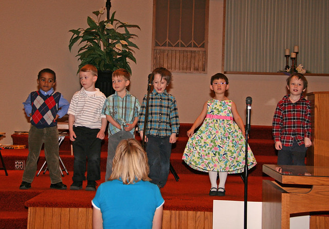 R and her class singing IMG_3618