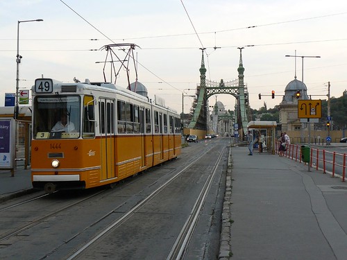 Tranvía cruzando un puente en Budapest
