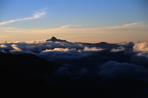 nepal sunrise trekking trek himalaya himalayas merapeak fujiprovia100fslidefilm nepalfinal nikon2nepal0321nosienatural