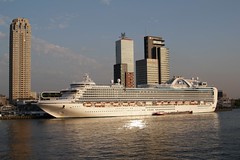 Rotterdam: cruiseschip aan de Whilhelminapier