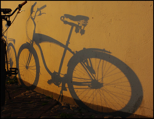 sunset shadow bike bicycle germany rad bicicleta explore bici nrw düsseldorf bicyclette lowrider cruiser velo duesseldorf fahrrad velocipede bicicletta 影 burgplatz バイク beachcruiser warmcolours 单车 explored bécane biciclo 脚踏车 pentaxk20d 热色 shadowcruiser