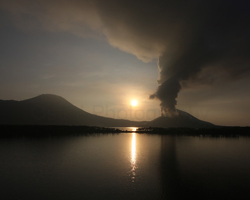 sunrise volcano smoke erupt eruption papaunewguinea