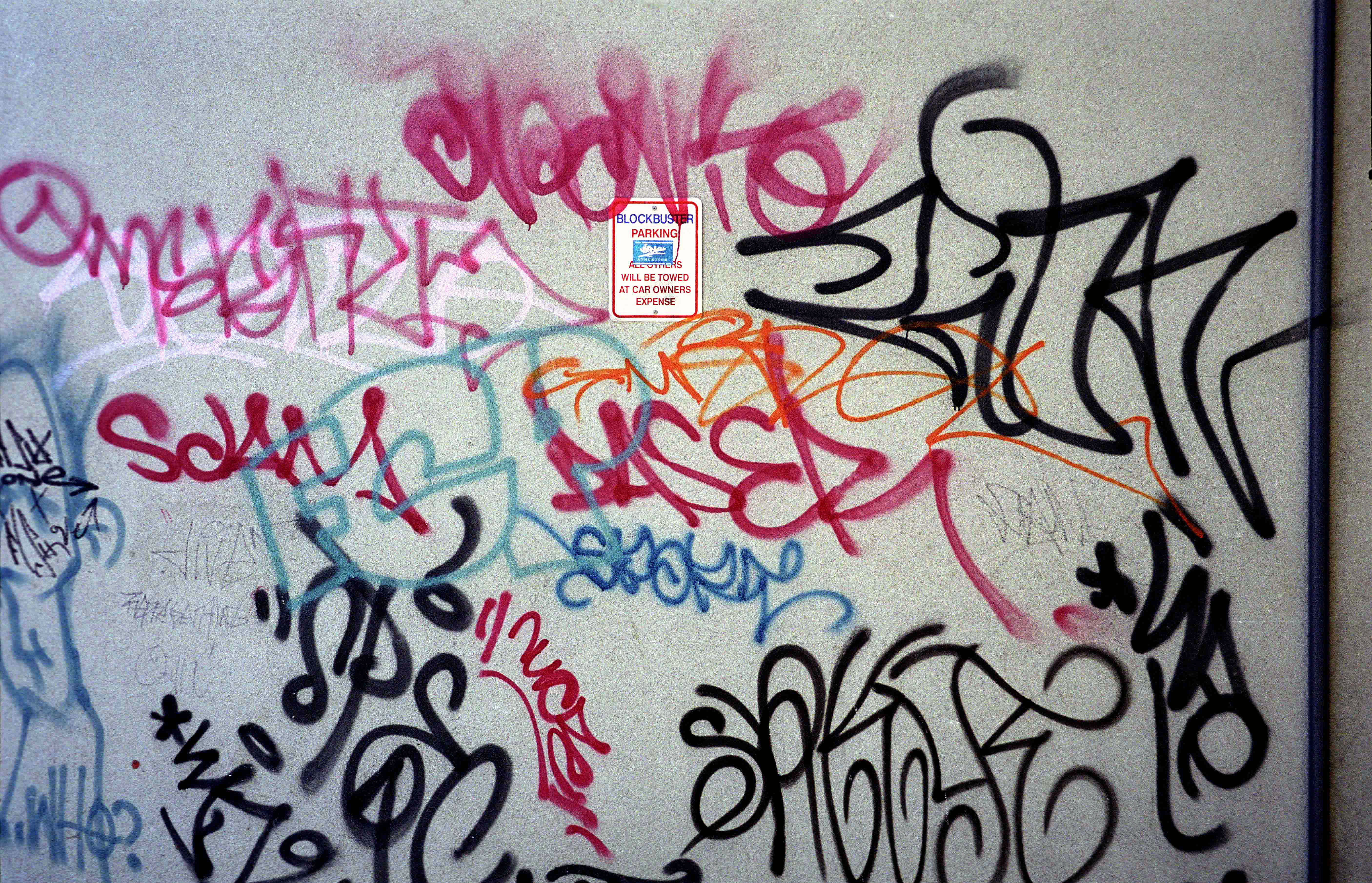 Подпись маркером. Надписи маркером на стене. Теги граффити. Теги на стенах. Надписи на стенах граффити.