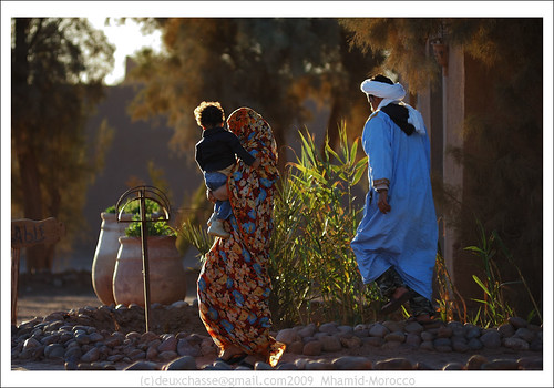 africa sunset people woman geotagged mar sand child desert bleu morocco maroc turban marokko soussmassadrâa geo:lat=2982140780 geo:lon=572009700 deuxchasse