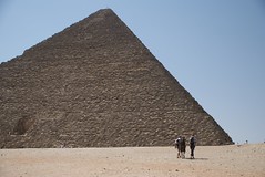 Approach to Khufu pyramid