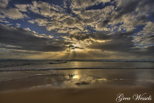 ocean sun beach clouds sunrise canon sunrays mozambique abigfave canon400d ultimateshot pontamalongane platinumheartaward skyascanvas platinumpeaceaward