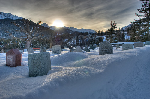 schnee sunset friedhof snow mountains cemetery graveyard geotagged sonnenuntergang tombstone berge gravestone grabstein hdr scuol graubünden photomatix geo:lat=46794633 geo:lon=10298956