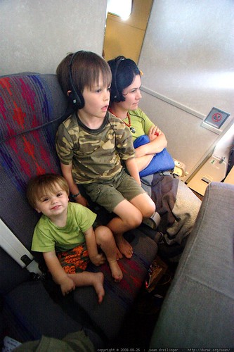 rachel & the kids flying to kauai    MG 1189