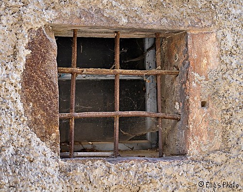 old window ventana spider nikon rust web finestra cantina cellar ruggine ragno vecchio ragnatela d5000 garzano