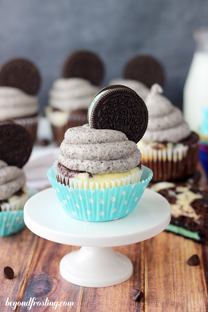 Mint Cheesecake Cupcakes | beyondfrosting.com | #oreo #cupcakes