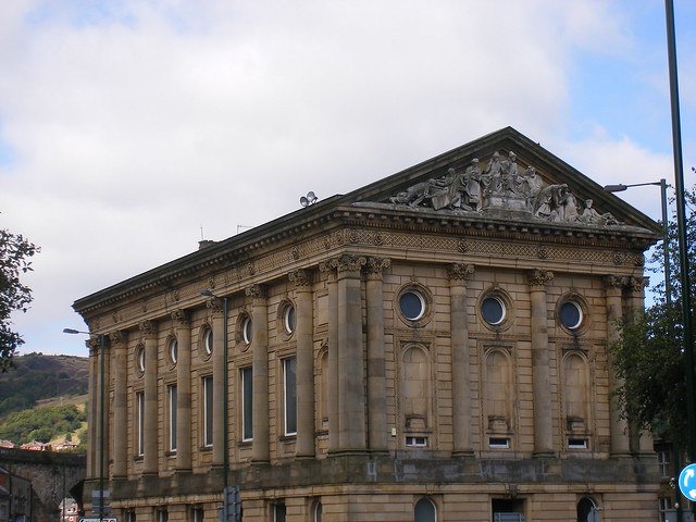Photo：Todmorden Town Hall By ell brown