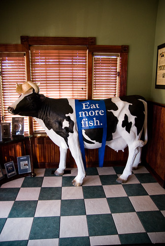 eatmorefish cows cattle statues fake restaurants carmenanthonyfishhouse woodburyct connecticut tiles checkeredfloor