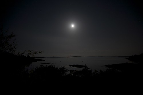 longexposure moon night dark cabin view oksrød