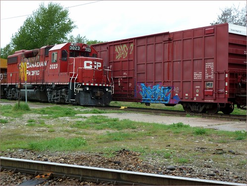 canada train graffiti bc diesel engine railway boxcar cpr freight castlegar gp382 yardengine p1080185 cp3023