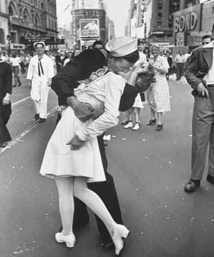 kissing sailor in Times Square