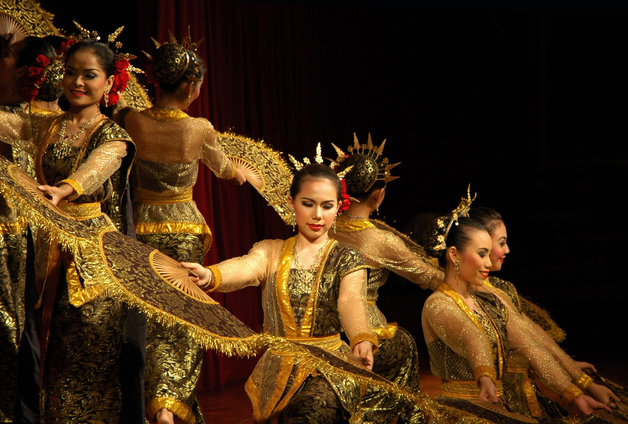 Traditional Thai Dance Troupe 2 | Flickr - Photo Sharing!
 Traditional Thai Dancing