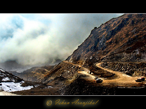 road cloud india mountain snow clouds landscape climb landscapes kittens valley vistas uturn himalayas sikkim borrowedcam interestingness201 i500 nathulapass dragondaggeraward ishanaranjikal magicunicornverybest