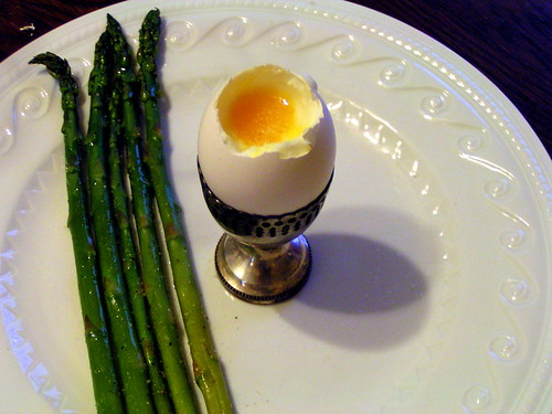 Soft boiled egg with asparagus soldiers