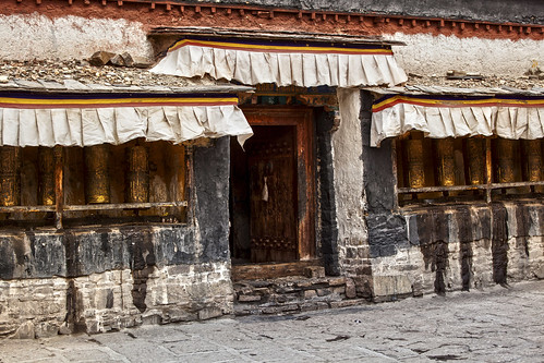 china door entrance tibet monastery prayerwheels pelkorchodemonastery palcho palchomonastery gyangze pelkhorchödemonastery