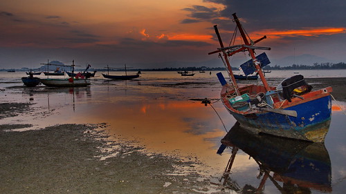 asia thailandia tailandia thailand prachuapkhirikhan sea acqua water barche boat tramonto sunset riflesso riflessi remo nuvole