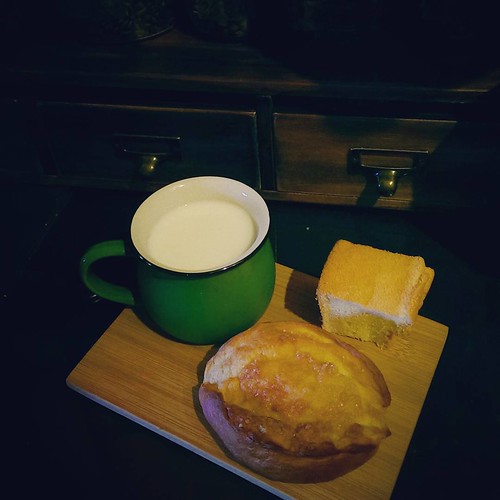 20150724 ✓一小塊海綿蛋糕 ✓一個迷你羅宋麵包 ✓一杯無糖優酪乳  #主婦的早餐
