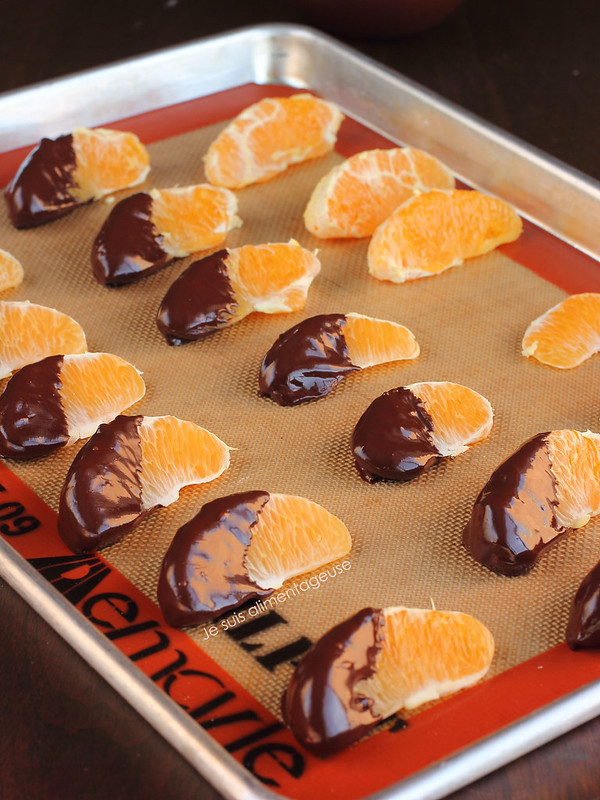 Chocolate dipped oranges can be hard, but are so worth it in the end! Celebrate Valentine's with seasonal citrus instead of the unripe strawberries of winter. | Je suis alimentageuse | #oranges #Valentines #chocolate #vegan #glutenfree 