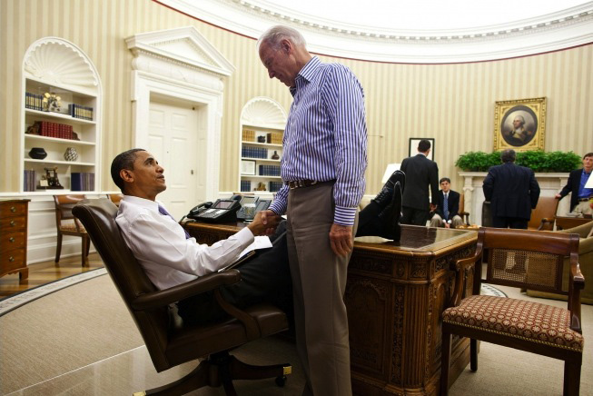 Obama Biden shake hands after debt ceiling deal