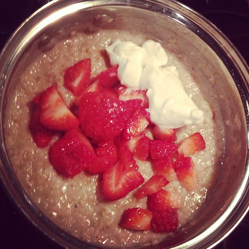 It's a #steelcutoats kind of #morning! #breakfast #marathontraining #healthy #oatmeal #healthyeating #strawberries