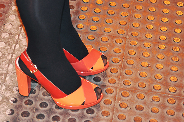 h&m chain scarf hermes inspired, somethingfashion valencia blog moda tendencias, GEOX colorblock shoes heels orange, orange zara dress, sequins jacket blazer