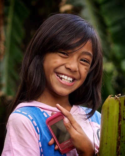 girl indonesia cellphone mobilephone lessersundaislands eastnusatenggara kalabahi alorisland olympus45mm18