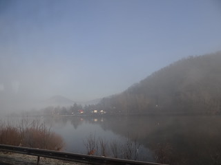Monotonen Landschaft, Leben und Frische der Elbe im malerischen Nebel von Tschechien 00150