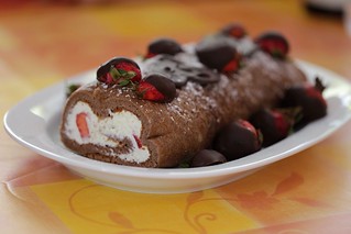 Brazo Gitano de chocolate relleno de fresas con nata.