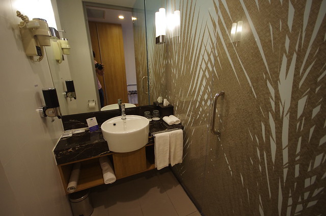 bathroom - holiday inn express singapore orchard road