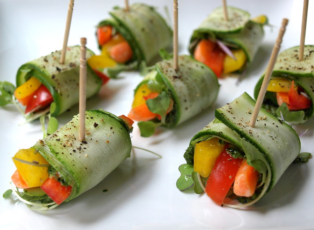 THE SIMPLE VEGANISTA: Raw Zucchini Wraps with Kale Pesto
