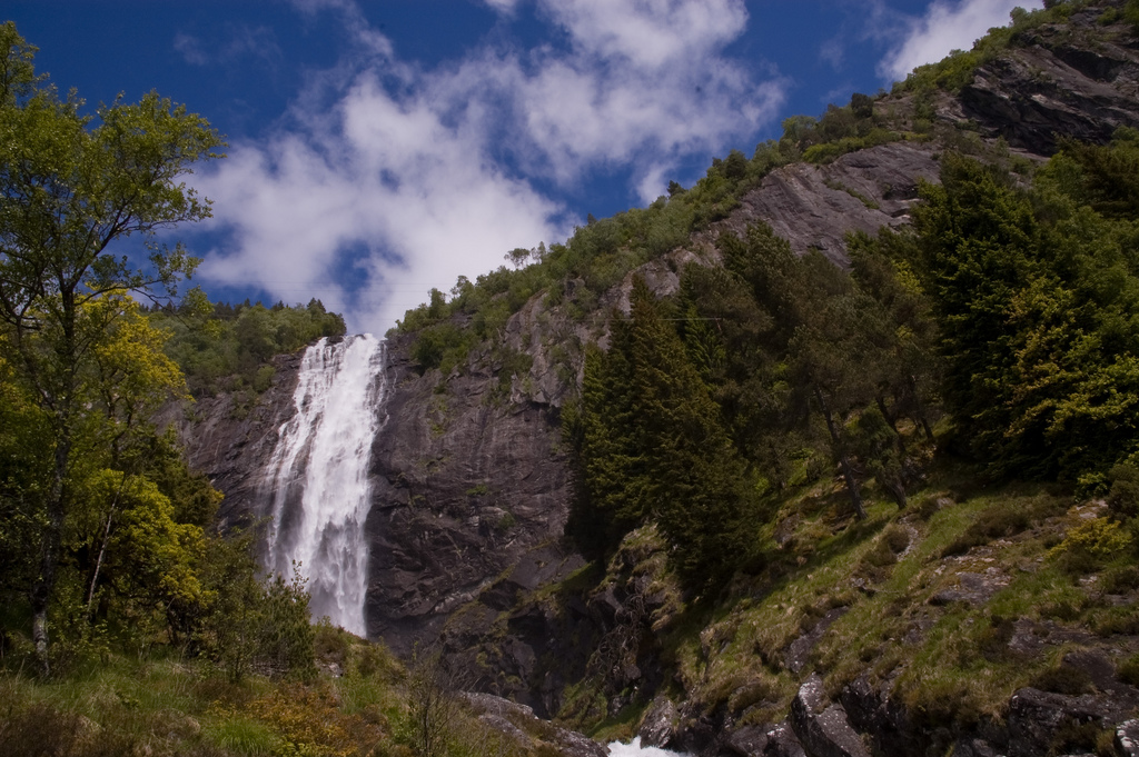 21. Espectacular cascada en las paredes del Sognefjorden. Autor, Katri Niemi