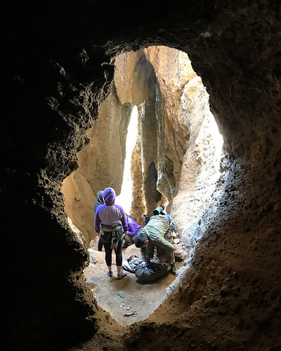 2017 california elescorpióncanyonpark upperlasvirgenesopenspacepreserve losangeles westhills caveofmunits shamanscave vanowencave cave climber tourist