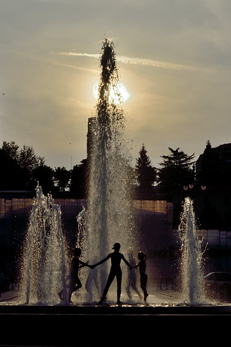sunset sky sun water fountain statue children drops tramonto bambini statues piemonte cielo backlit sole acqua fontana piedmont controluce gocce 15challengeswinner mondocì