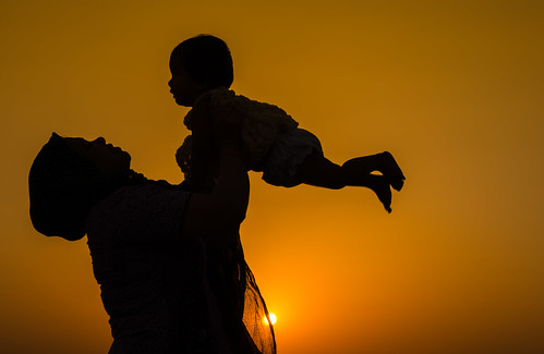 sky orange baby sun sunrise joy mother dk silhouetted throwing doha qatar dohacorniche canon6d shajimanshad