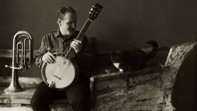 banjo-cat-bw
