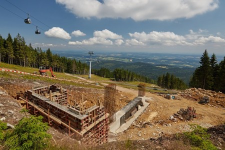 Skiresort Černá hora – Pec: staví se nejrychlejší lanovka v Česku