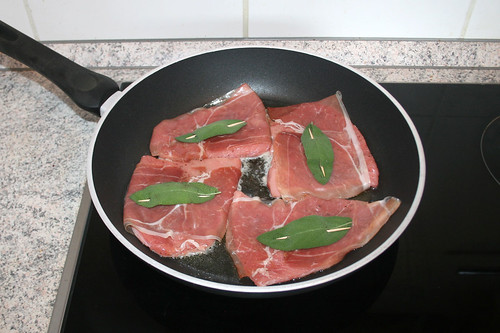 26 - Kalbsschnitzel in Pfanne geben / Put veal cutlets in pan