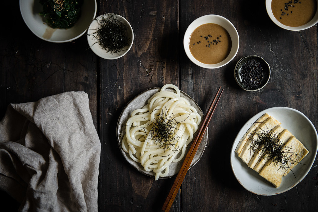 udon noodles with sesame dipping sauce | two red bowls