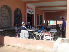 Marruecos. Akhfennir. Banquete en la terraza (con moscas, por supuesto); nosotros aportamos la cerveza