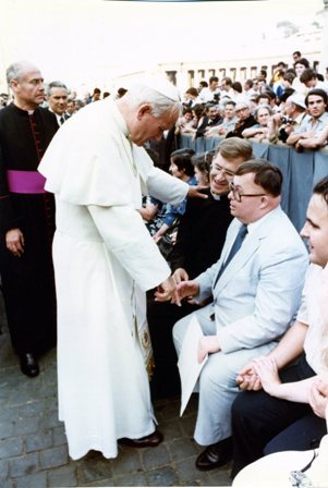 Arzobispo Kurtz, son su hermano síndrome de Down, Georgie