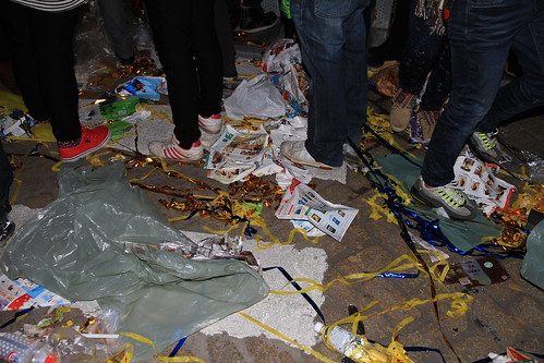 人類踩在垃圾堆上互道新年快樂，可環境有說不出的苦！