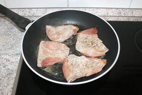 27 - Kalbsschnitzel von beiden Seiten anbraten / Sear veal cutlets from both sides