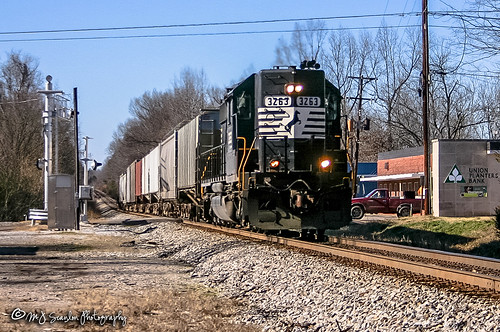 nsmemphisdistrict nsmemphisdistrictwestend norfolksouthern middleton tennessee horsehead emd nsa95 local ns3263 sou3263 sou southern southernrailway ns sd402 highhood unit engine locomotive signal light rail railroad railway train track power horsepower scanlon canon eos digital freight transportation merchandise commerce business haul outdoor outdoors move mover rebel